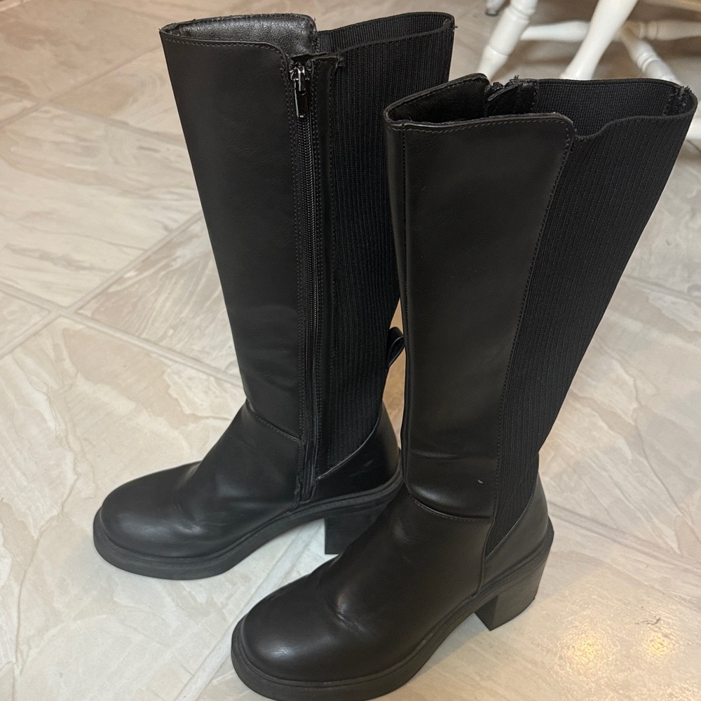 Tall black boots - Picture 5 of 11